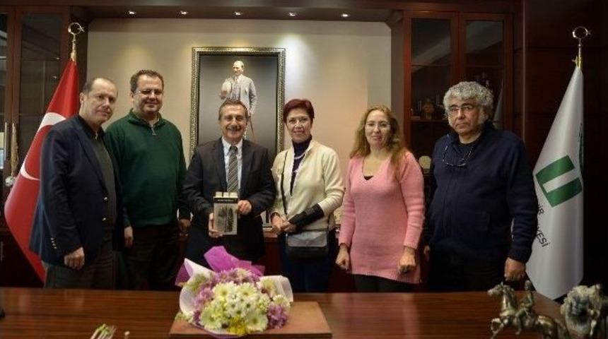 &lsquo;&ouml;l&uuml;m Vardiyası&rsquo; Yazarları Madenci Anıtlarını Ziyaret Etti