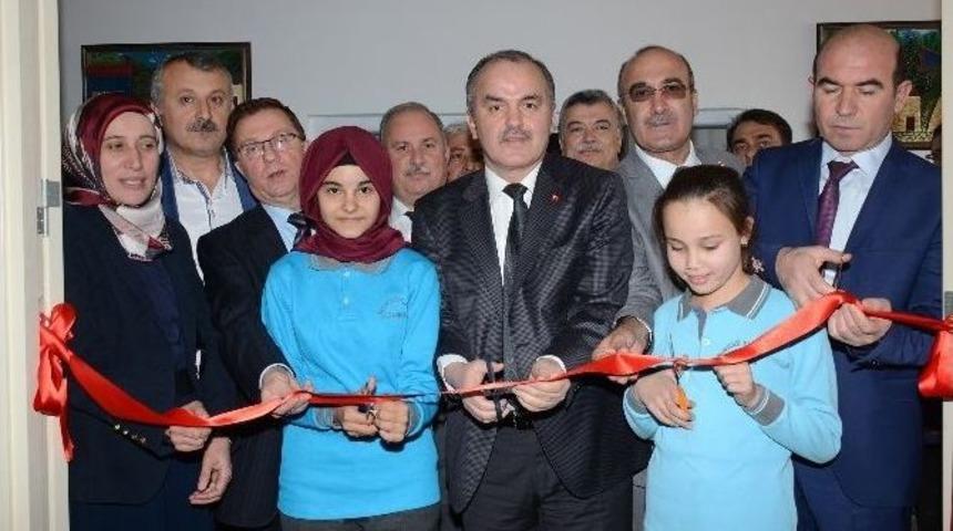 Başkan G&uuml;rlesin&rsquo;den Ortaokula Konferans Salonu