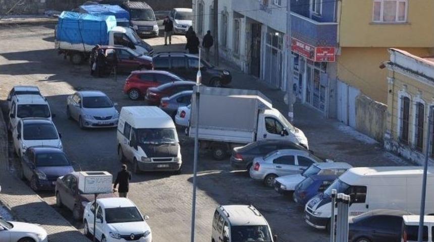Kars&rsquo;ta Cadde Ve Sokaklara Gelişi G&uuml;zel Park Edilen Ara&ccedil;lar Vatandaşı &Ccedil;ileden &Ccedil;ıkardı