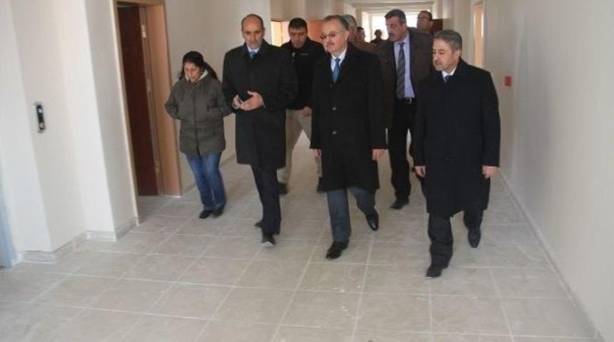 Vali G&uuml;nay &Ouml;zdemir Hayırsever İşadamı Tarafından Yaptırılan Okulda İncelemede Bulundu