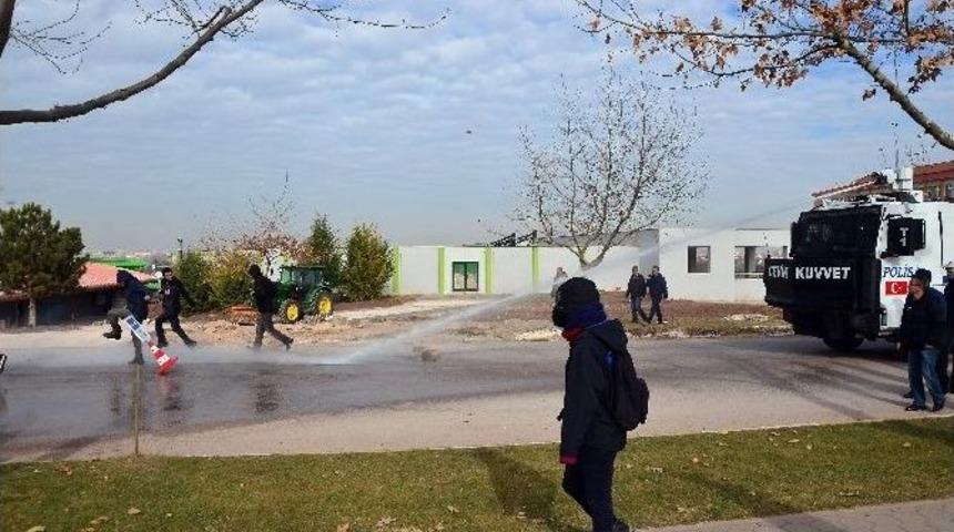 &Uuml;niversite &Ouml;ğrencilerine Tazyikli Su Ve Biber Gazlı M&uuml;dahale