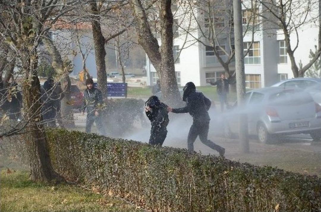 &Uuml;niversite &Ouml;ğrencilerine Tazyikli Su Ve Biber Gazlı M&uuml;dahale (2)