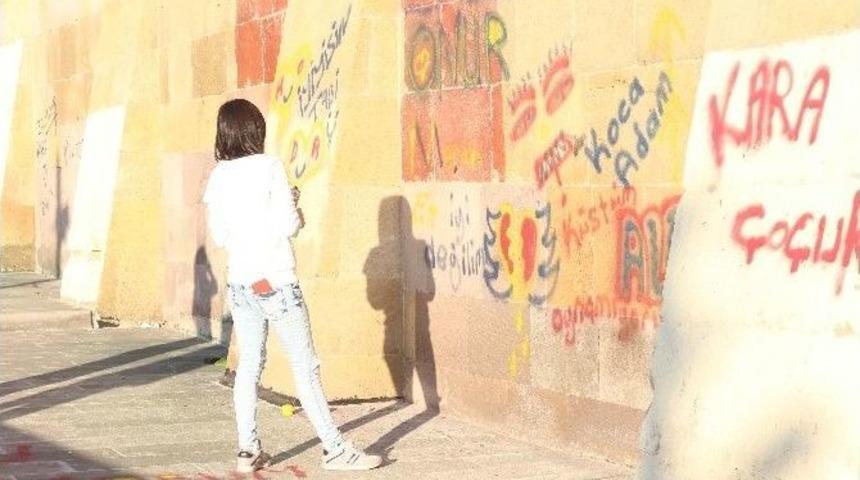 Tarihi Caminin Duvarı &rsquo;aşk Duvarı&rsquo; Oldu