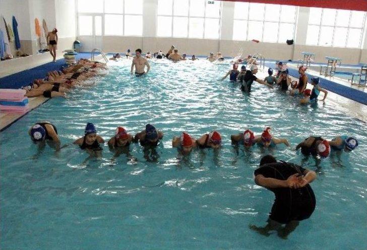 Minik Öğrenciler Geleceğe Kulaç Atıyor G4