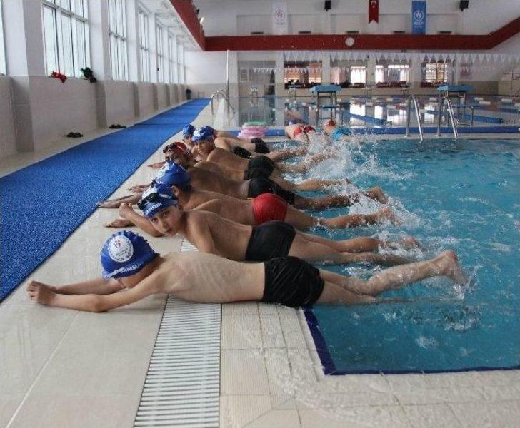 Minik Öğrenciler Geleceğe Kulaç Atıyor G5