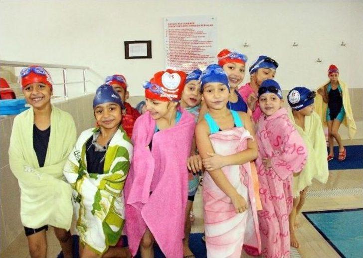 Minik Öğrenciler Geleceğe Kulaç Atıyor G1