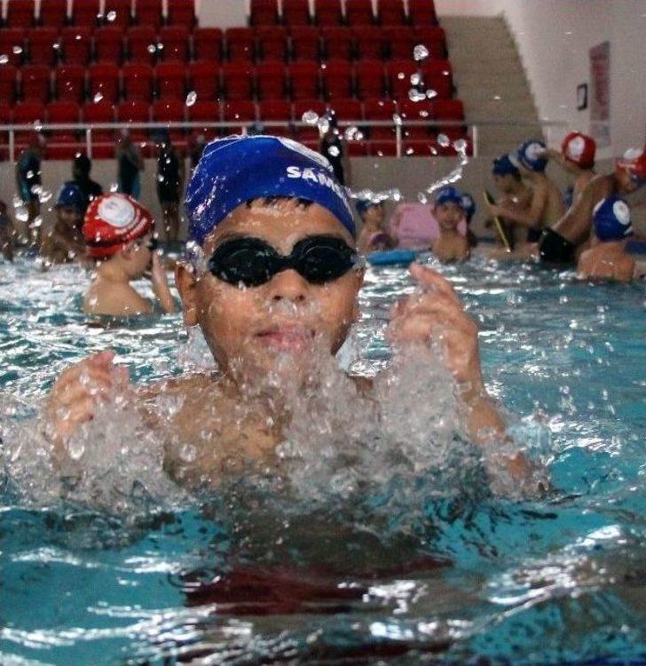 Minik Öğrenciler Geleceğe Kulaç Atıyor G3