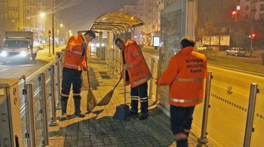 Tramvay Durakları D&uuml;zenli Temizleniyor