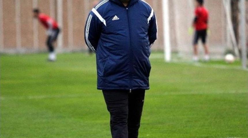 &Uuml;mit &Ouml;zat Sosyal Medyadan Bombaladı