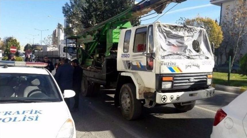 Camı Olmayan Kamyonun &Ouml;n&uuml;ne Naylon &Ccedil;ektiler