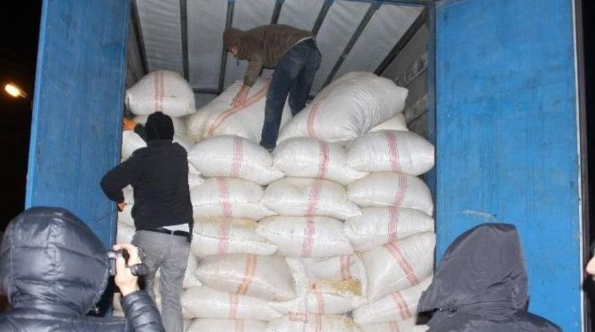 Saman Y&uuml;kl&uuml; Tır&rsquo;da Ka&ccedil;ak Sigara Operasyonu