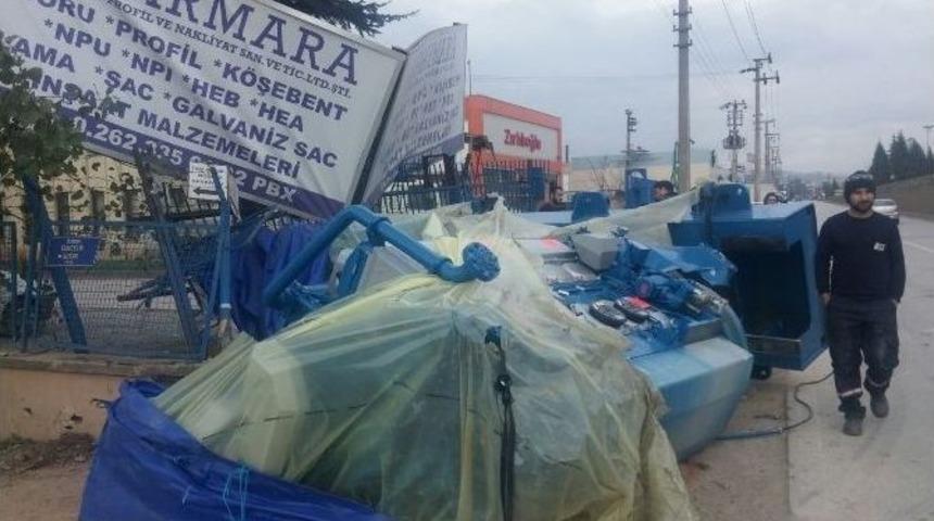 20 Tonluk Gemi Motoru Yola Savruldu