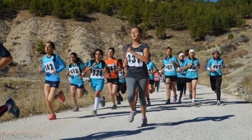 Kros Şampiyonları Kupa Ve Madalyalarını Aldı