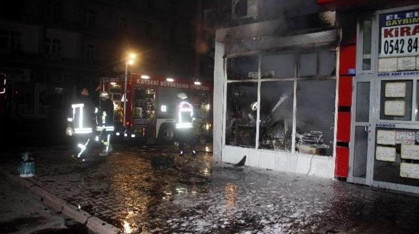 &Ccedil;ıkan Yangında Bakkal D&uuml;kkanı K&uuml;le D&ouml;nd&uuml;