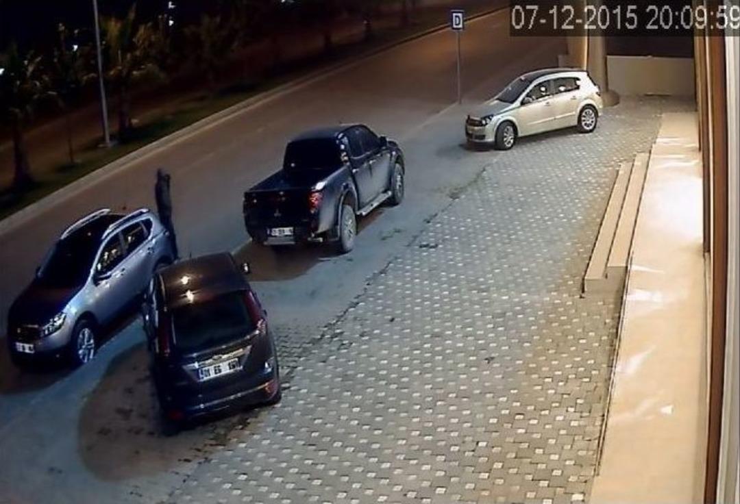 Buji İle Cam Patlatan Hırsızlar Kamerada