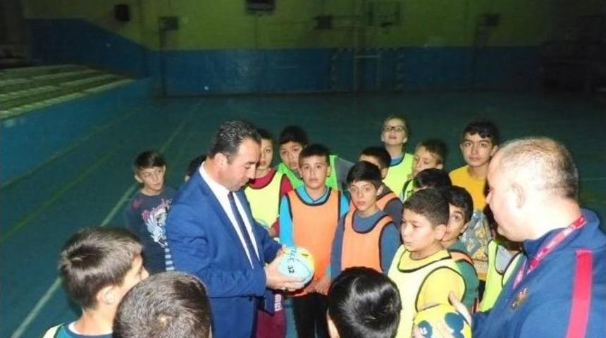 Gen&ccedil; Hentbolcuların Antrenmanını İl M&uuml;d&uuml;r&uuml; Ziyaret Etti