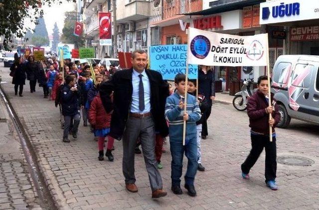 Öğrenciler ’insan Hakları’ İçin Yürüdü