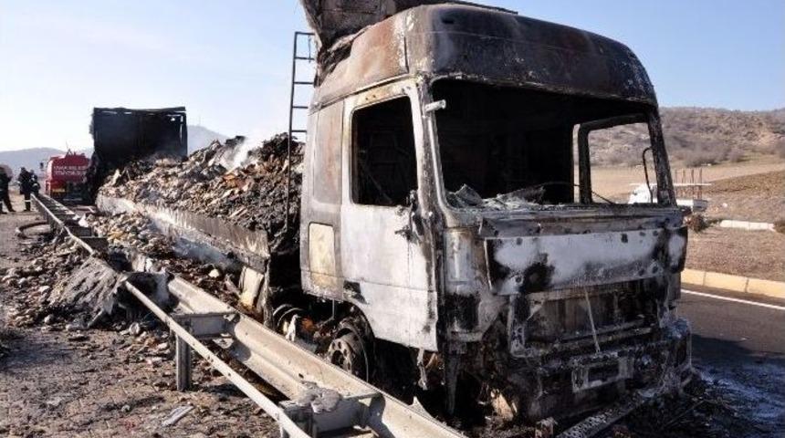 Uşak&rsquo;ta 18 Ton Tavuk &Uuml;r&uuml;n&uuml; Y&uuml;kl&uuml; Tır K&uuml;l Oldu