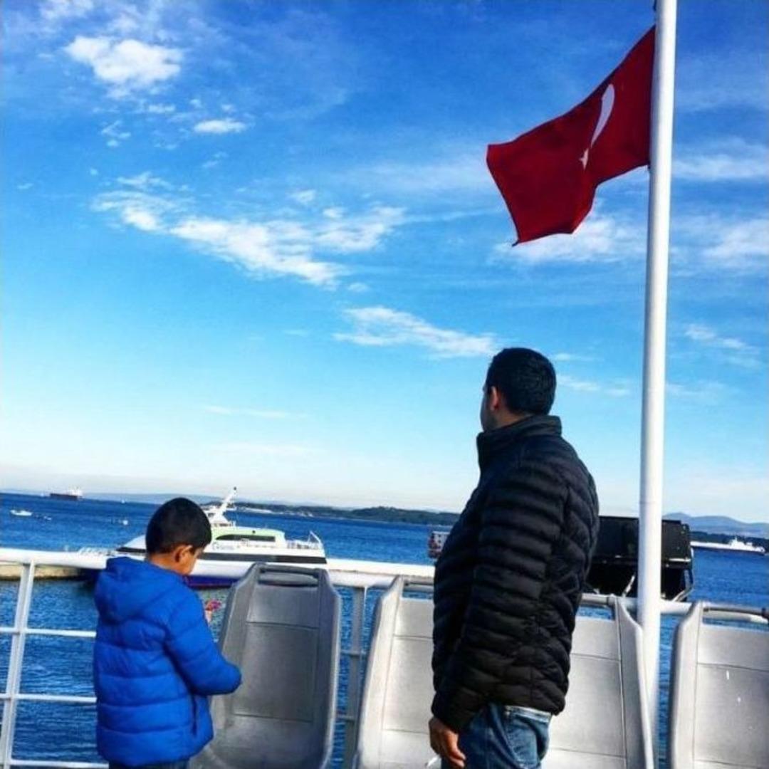 Afgan Baba Denizde Kaybolan Ailesini Arıyor