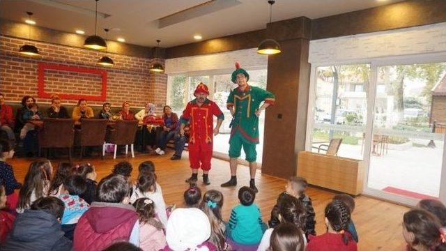 Minik Öğrenciler Hacivat Ve Karagöz’le Eğlendi