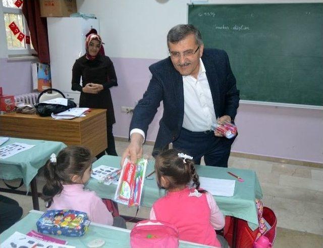 Başkan Aydın’dan Çocuklara Diş Fırçası Seti