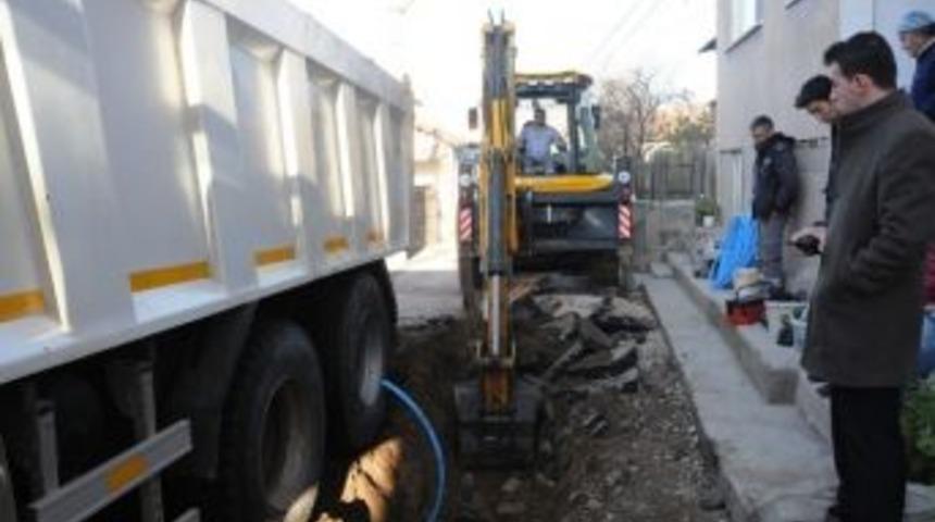 &Ccedil;an&rsquo;da Şehit Engin Eker Caddesi&rsquo;nde Su Hattı Yenilendi