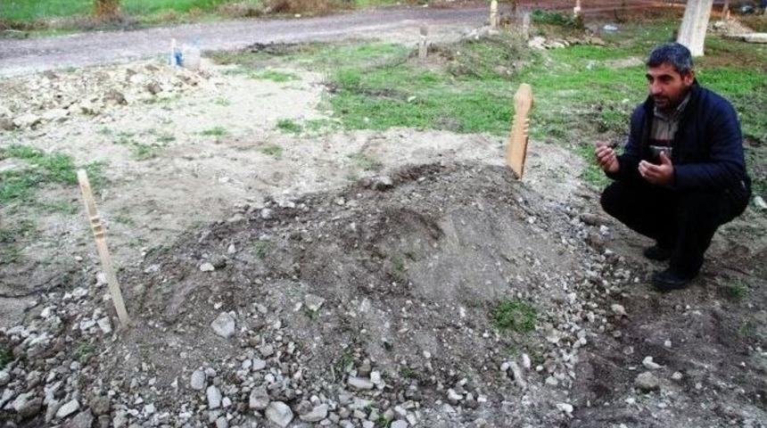 Cep Telefonu Ve Elbiseleriyle Defnedildi