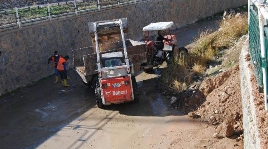 Dereler Peryodik Olarak Temizleniyor