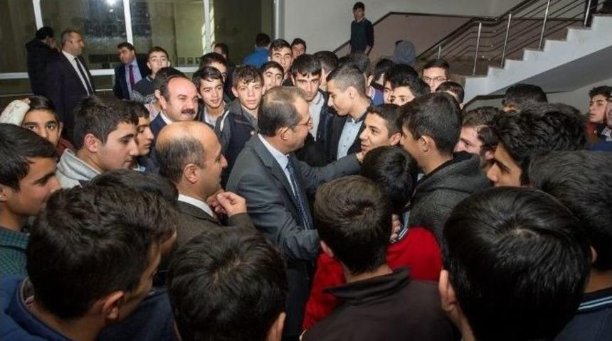 Vali Taşyapan&rsquo;dan Okul Ziyareti