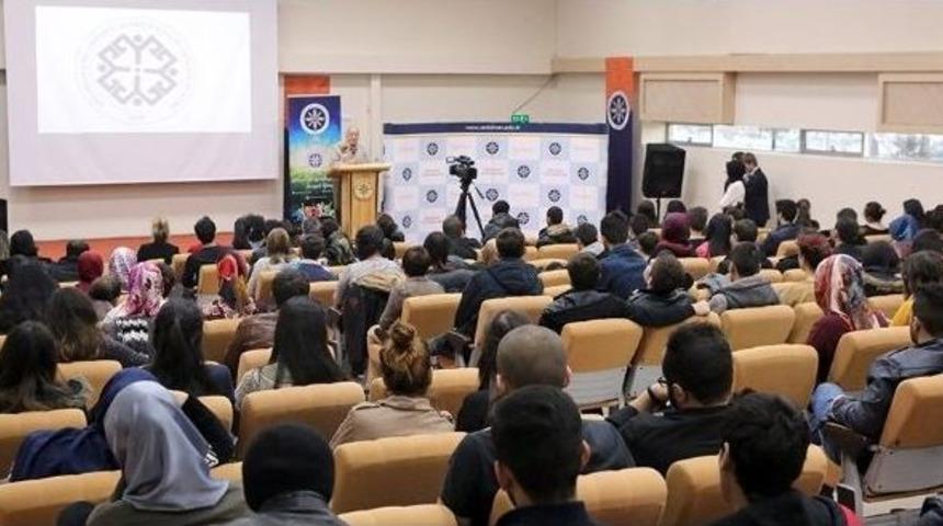 &Uuml;nl&uuml; Mimar Aks&uuml;t, Tecr&uuml;belerini &Ouml;ğrenciler İle Paylaştı