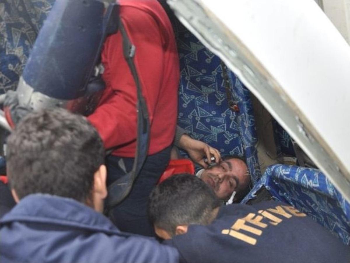 Kamyonette Sıkışan S&uuml;r&uuml;c&uuml;y&uuml; Can-kur Ekipleri Kurtardı