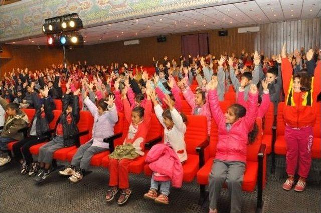 Süt Arkadaşım İsimli Tiyatroyu Çocuklar Çok Beğendi