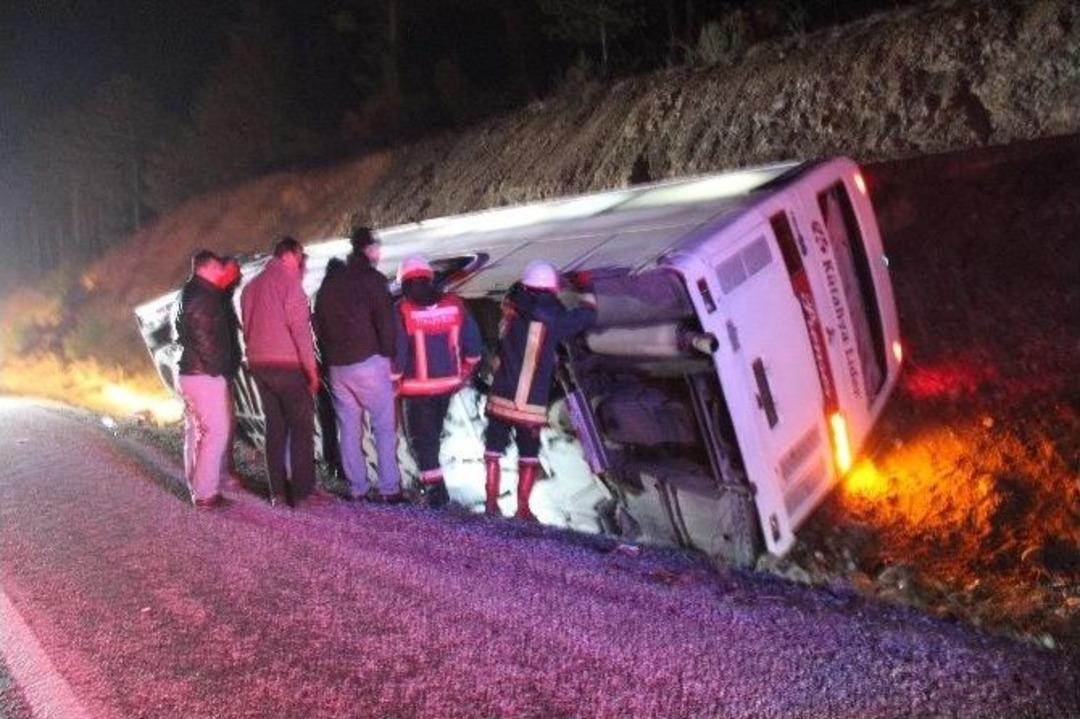 Tavşanlı&rsquo;da İş&ccedil;ileri Taşıyan Servis Otob&uuml;s&uuml; Devrildi: 1 &Ouml;l&uuml;, 40 Yaralı