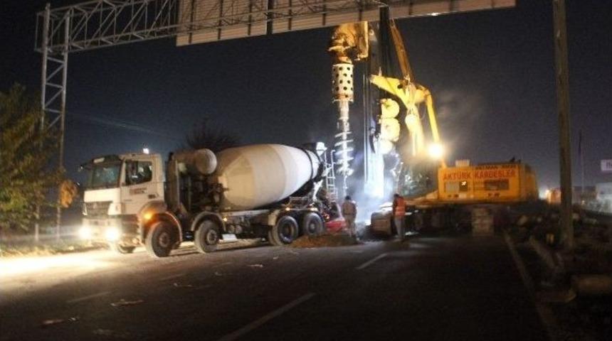 Trafik &Ccedil;ilesinin Bir An &Ouml;nce Bitmesi &Ccedil;in &Ccedil;alışmalar Gece De Devam Ediyor