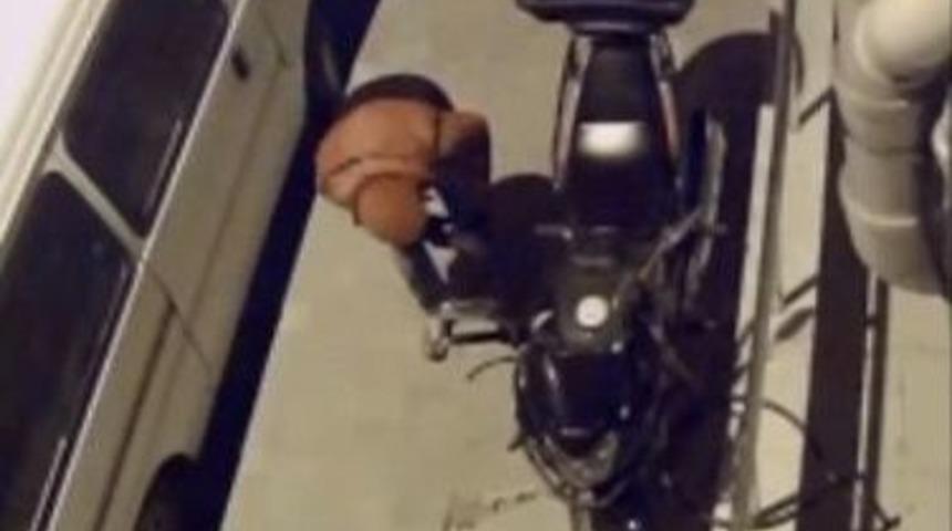 (&ouml;zel Haber) Motosikletin Deposundan Benzin &Ccedil;alan Şahıs G&uuml;venlik Kamerasına Yakalandı