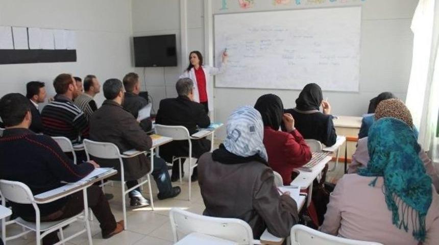 Suriyeli &Ouml;ğretmenlere T&uuml;rk&ccedil;e Dil Kursu