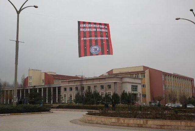 Esogü’den Eskişehirspor’a Dev Bayraklı Destek