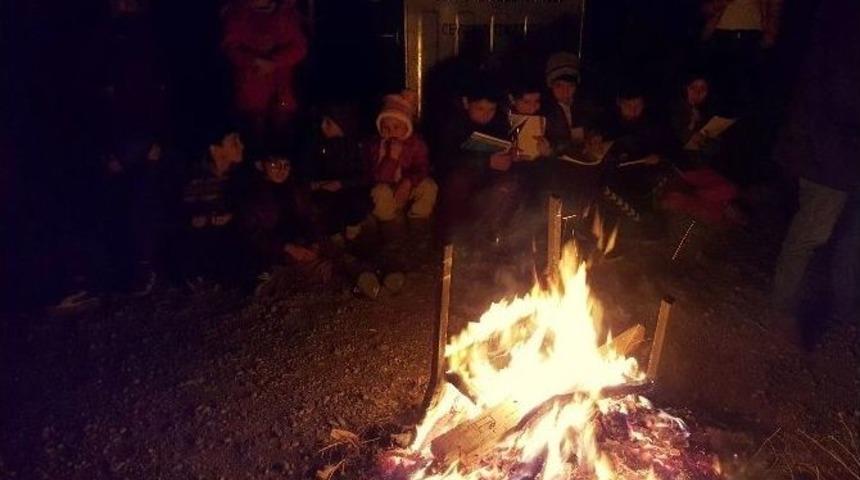 Babaları Maaş Alamayınca, Ateş Başında Ders &Ccedil;alıştılar