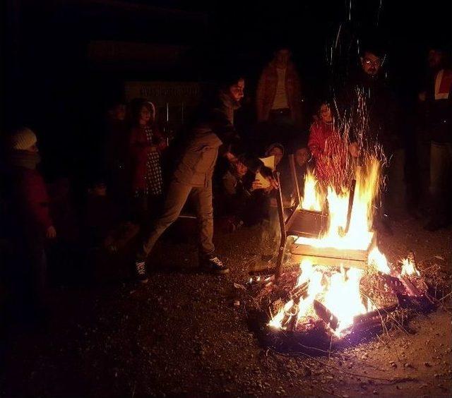 Babaları Maaş Alamayınca, Ateş Başında Ders Çalıştılar