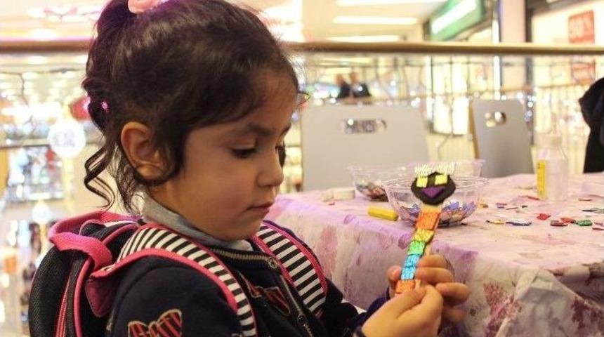 &Ccedil;ocuklar Saf Y&uuml;nden Renkli Aksesuarlar Tasarladı