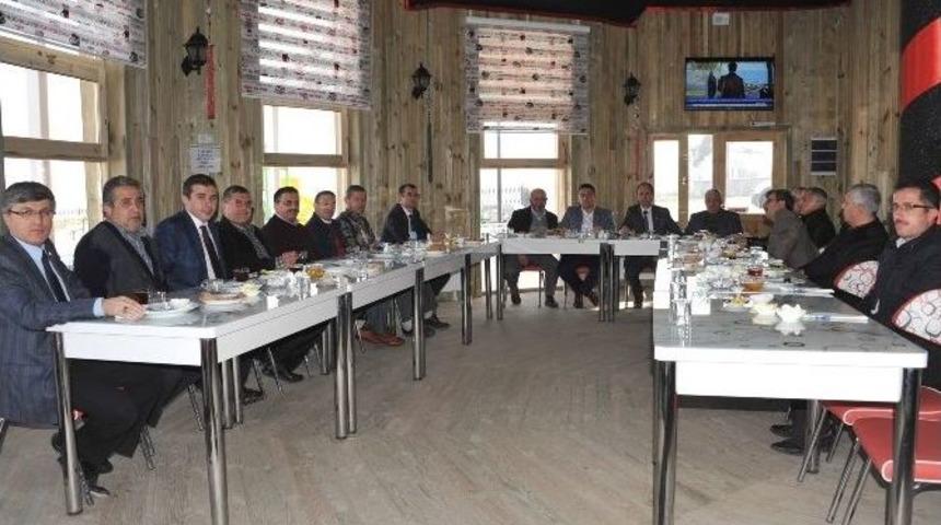 Başkan Bakıcı Ak Parti İl&ccedil;e Teşkilatı &Uuml;yeleri İle İle Kahvaltıda Buluştu