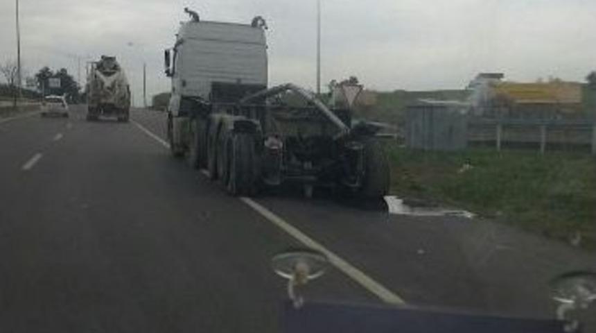 Tır&rsquo;ın Dorsesi &Uuml;st Ge&ccedil;itte Asılı Kaldı