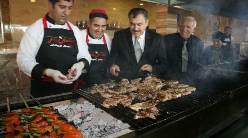Bakan Eroğlu Ocakbaşına Ge&ccedil;ip Pirzola Kızarttı