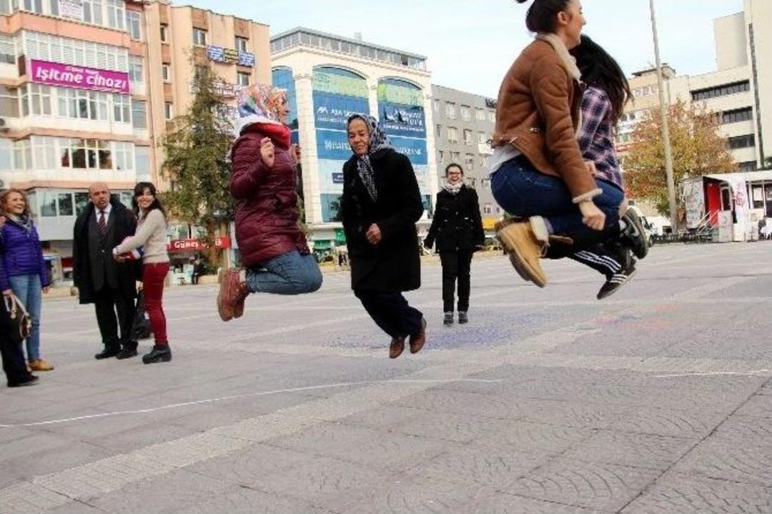 &Ouml;ğrenciler Meydanı Şenlik Yerine &Ccedil;evirdi