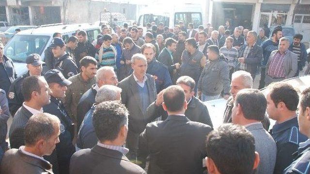 Altınözü’de Vatandaşlar Yol Kapattı