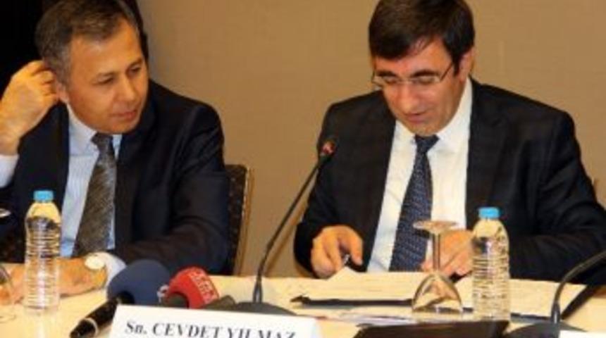 Bakan Yılmaz Suriyeli M&uuml;lteciler Konusunda Uyarılarda Bulundu