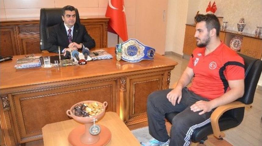 Ekonomi Bakanı Elitaş&rsquo;ın Tavsiyesiyle Spora Başladı D&uuml;nya Şampiyonu Oldu