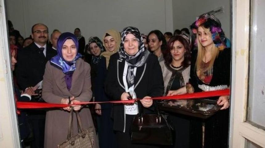 Vali Eşinden Sergi A&ccedil;ılışı