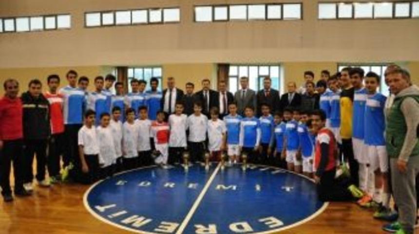 Edremit&rsquo;te Şampiyonlar Kupalarını Aldı