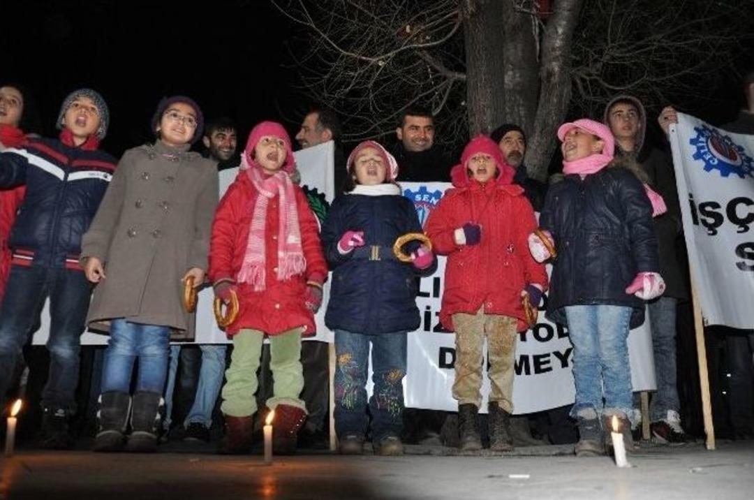 Evde Elektrikleri Kesilince Kent Meydanında Mum Yaktılar